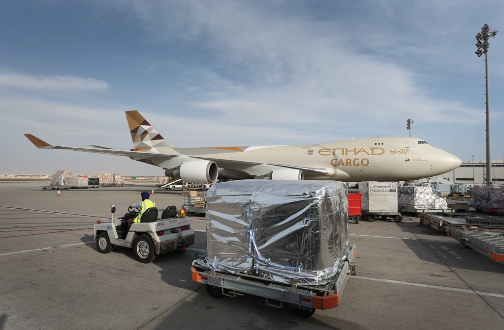 Has cargo. 747 Etihad. Type Cargo Airway.