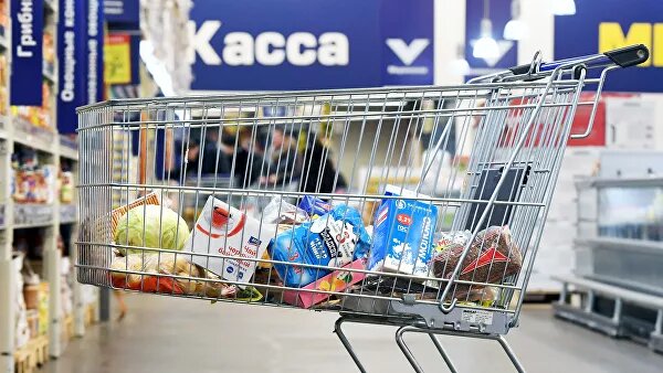 Подорожания основных продуктов в Минсельхозе не ждут, но предупредили, что это возможно для таких, которые "в силу природных условий" не производятся в стране. То есть речь идет о бананах, винограде, экзотических овощах и фруктах, а также томатах из Азербайджана, Египта, Марокко и Турции.Конечно, станет менее доступным крепкий импортный алкоголь. Но не сразу — запасов у продавцов хватит еще на два-три месяца.10 марта, 09:58Подорожают несильно. Минсельхоз рассказал о будущем цен на продуктыКак отмечают в Ассоциации компаний розничной торговли (АКОРТ), продукты питания тоже подорожают не сейчас, а через несколько месяцев. На складах много продуктов, закупленных еще по старому курсу. Но в конечном итоге цены прибавят от пяти до пятнадцати процентов.