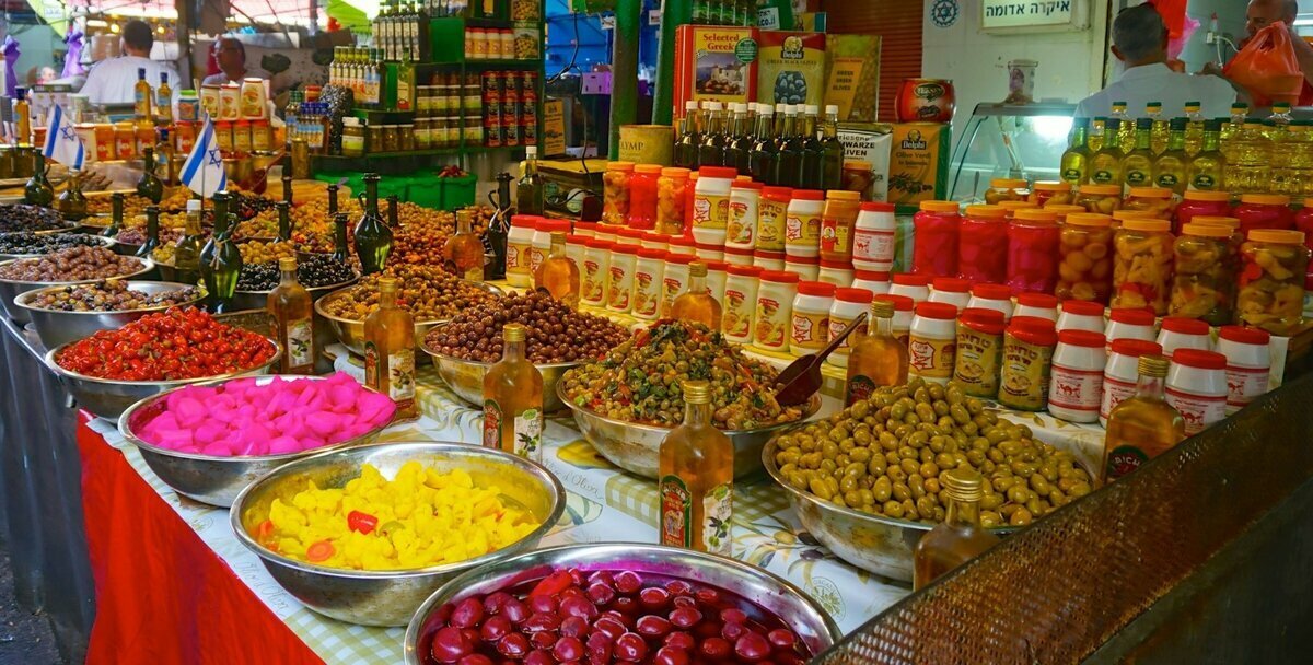 Из такой страны как Израиль, помимо обычно привозимых туристами магнитиков, религиозной символики, косметики из грязи и солей Мертвого моря, также многие туристы (и я в том числе) привозят "съедобные" сувениры