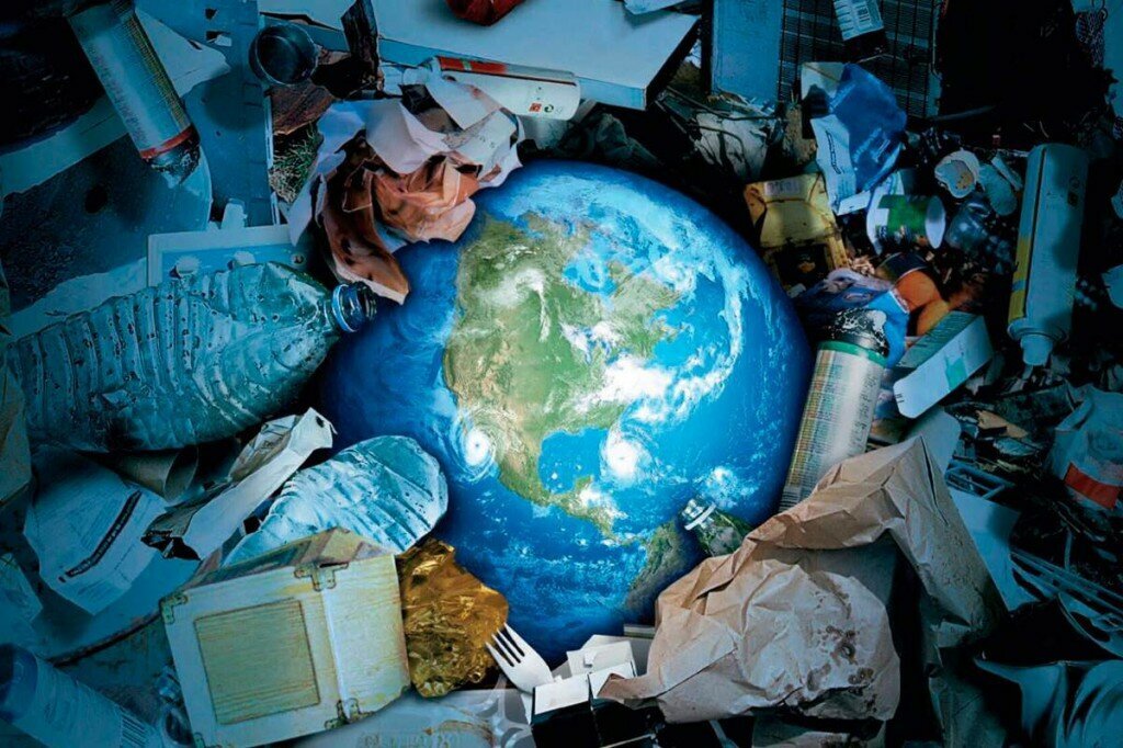 Планета Земля переполненная мусором.