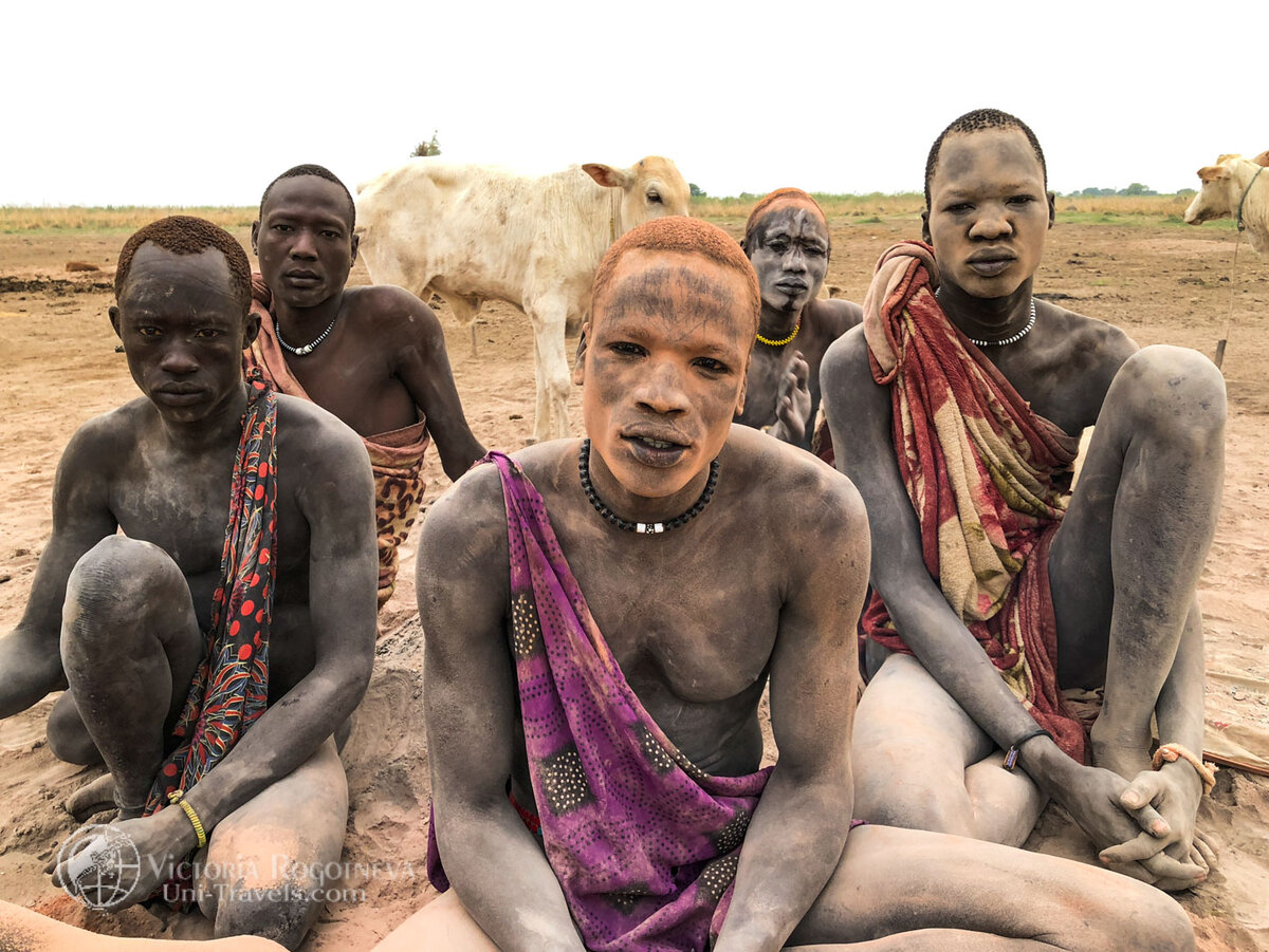 Озабоченные американские туристы трахают и издеваются над связанной негритянкой из племени в Африке