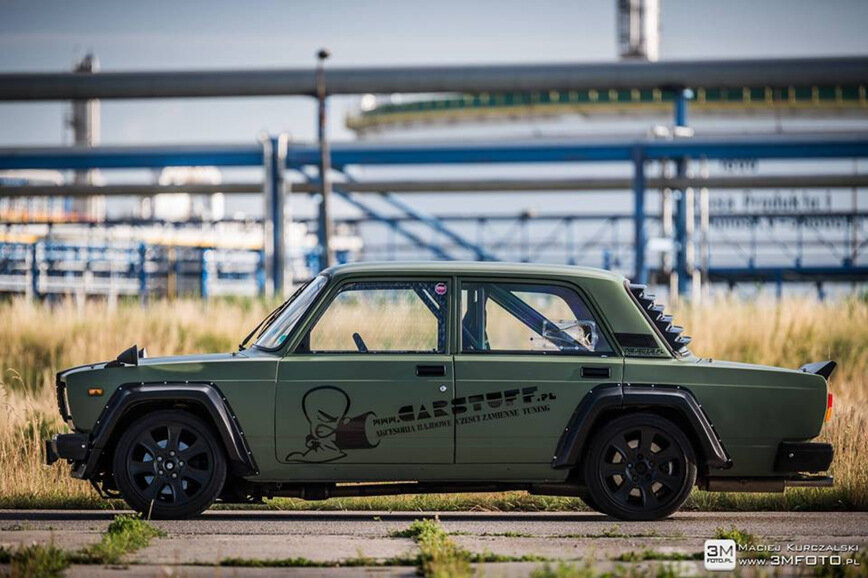 4.А применение двигателя V8, аскетично-спортивного салона с каркасом безопасности, огромной рукояткой гидравлического ручника, спортивным рулем, заниженной подвеской, говорит о дрифтовой направленности тюнинга этого ВАЗ-2107. Благо, что это заднеприводный автомобиль. Настоящая «боевая классика» получилась.