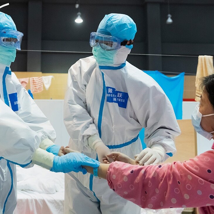 ПЕКИН, 24 мар – РИА Новости. Число больных коронавирусом в Китае с каждым днем снижается, в настоящий момент в больницах остаются 4 735 человек, при этом более 90% всех зараженных выздоровели, свидетельствуют данные государственного комитета по вопросам здравоохранения КНР. Согласно последним данным, число подтвержденных случаев заражения коронавирусом в материковом Китае достигло 81 171, из них 73 159 человека излечились и были выписаны из больниц, что составляет 90,13% от общего числа заболевших.
Всего с начала эпидемии по всему Китаю без учета провинции Хубэй были зарегистрированы 13 370 случаев заражения, из них 117 с летальным исходом, смертность составила 0,87%. В самой провинции Хубэй, очаге эпидемии, был выявлен 67 801 случай заражения, 3160 человек скончались, смертность составила 4,66%.
При этом в городе Ухань провинции Хубэй смертность составила 5,04%. Всего эпидемия унесла жизни уже 3277 человек, смертность в среднем по стране составила 4,03%.
Всемирная организация здравоохранения 11 марта объявила вспышку новой коронавирусной инфекции COVID-19 пандемией. По последним данным ВОЗ, в мире заражены уже более 330 тысяч человек, свыше 14,5 тысячи скончались. Государственный комитет по вопросам здравоохранения КНР 12 марта сообщил, что пик эпидемии в стране пройден.
