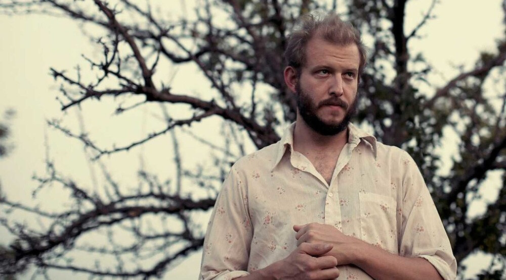 Bon Iver он же Джастин Вернон - яркий представитель американской фолк-сцены. Джастин был обычным работником, проводил свои дни скучно и неинтересно.