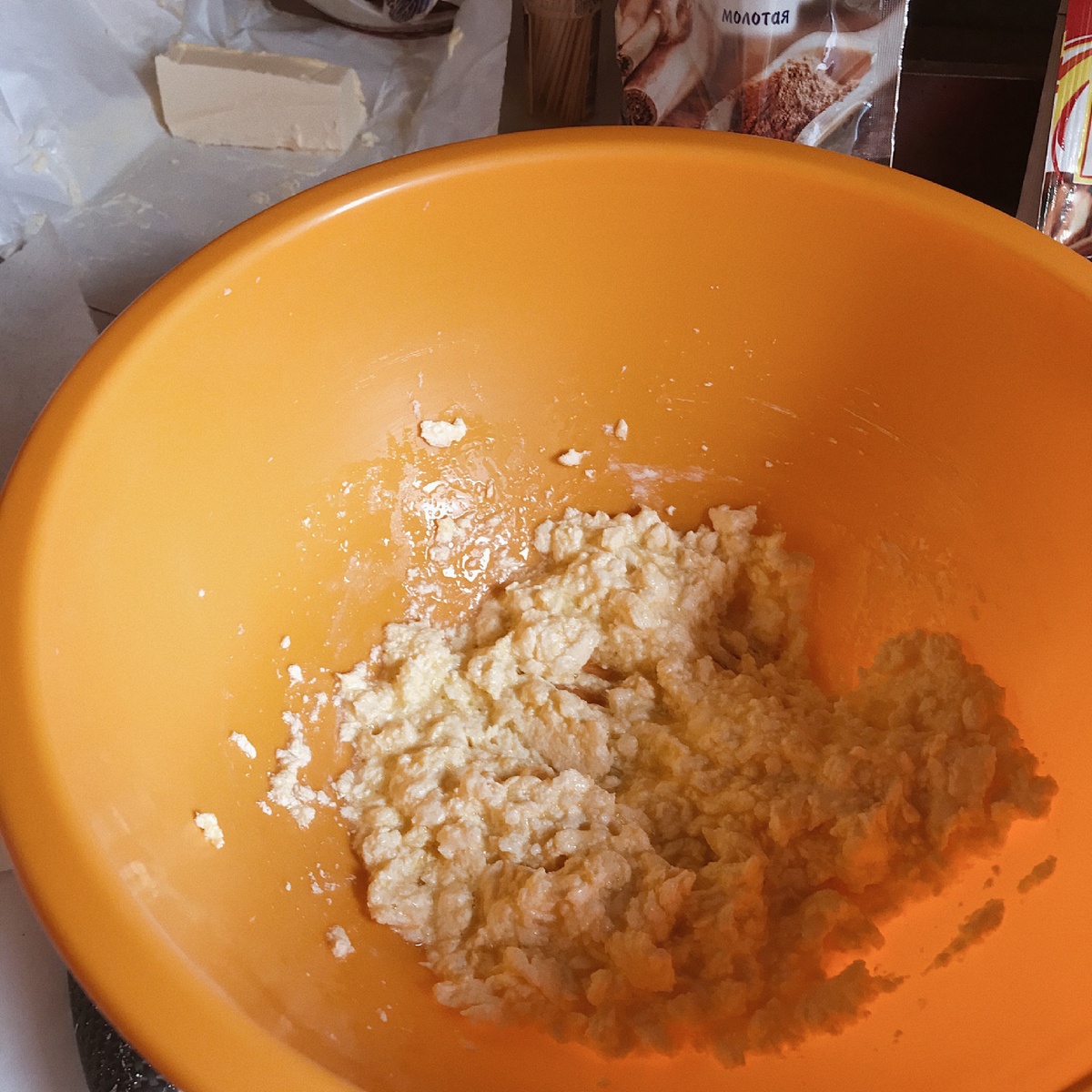 В тесто добавлено яйцо 