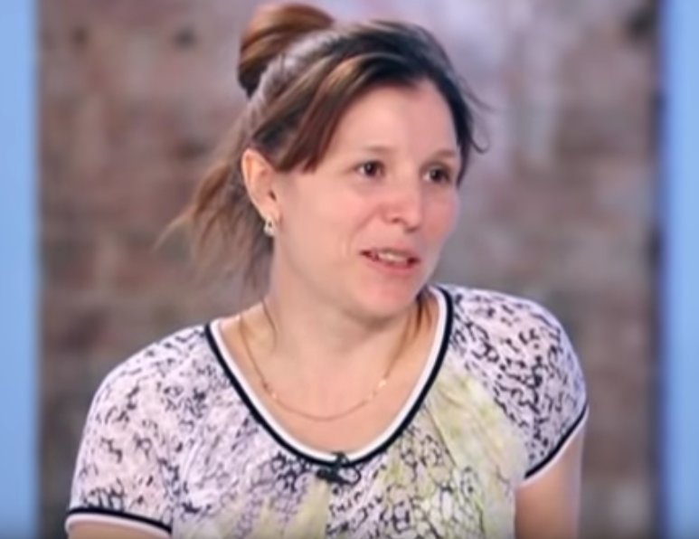 Женщина выглядит замотанной 