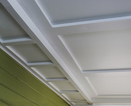 Вот таким образом мы решили усложнить потолок в самой большой комнате на даче. Для создания такого рельефа мы использовали фанерные листы.                                 Фото из личного архива автора.