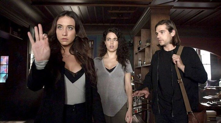 кадр из сериала "Волшебники"