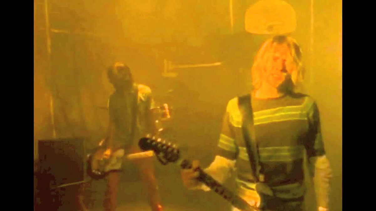 Кадр из клипа Smells Like Teen Spirit 