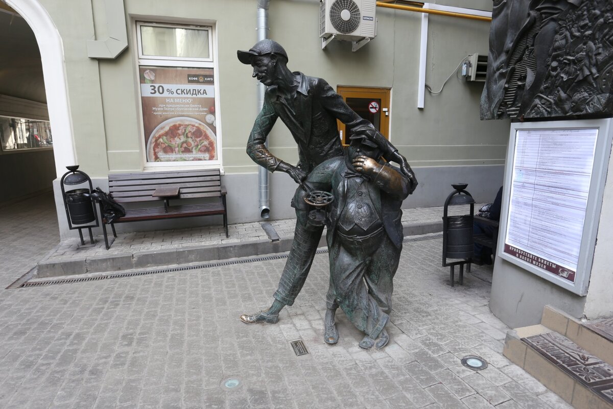 Коровьев колокольникова. Фагот Коровьев памятник. Памятник коту в Нижнем Новгороде. Памятник Коровьеву и бегемоту. Памятник коту бегемоту и Коровьеву.