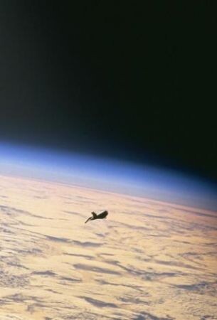 Чёрный рыцарь  был снят 11 декабря 1998 .Впервые снимок неизвестного объекта, получившего название «Чёрный рыцарь», был сделан в 1960-м году одним из первых спутников Земли.  С тех пор этот объект видели многократно – он то появляется, то исчезает через определённое время .После тщательного изучения фотографий объекта ученые доказали что это обломок искусственного происхождения.
