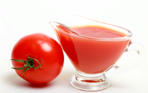 Помидоры можно обдать кипятком и превратить в пюре при помощи блендера, затем добавить в них немного соли, лимонного сока и специй – домашний кетчуп готов! Такой соус очень даже полезен, ведь помидоры и продукты из них богаты ликопином. Это вещество полезно при профилактике болезней сердца, при потере зрения, воспалительных процессах и даже онкологических заболеваниях. Как и в случае с майонезом, заливать еду даже домашним кетчупом не нужно, однако добавить несколько ложек для улучшения вкуса детских блюд не помешает.