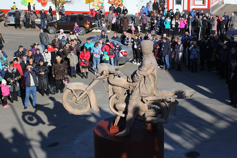 Окуловка новороссийск. Памятник Цою в Окуловке. Памятник Виктору Цою (Окуловка). Памятник Цою в Окуловке Новгородская область. Памятник Цою на мотоцикле в Окуловке.