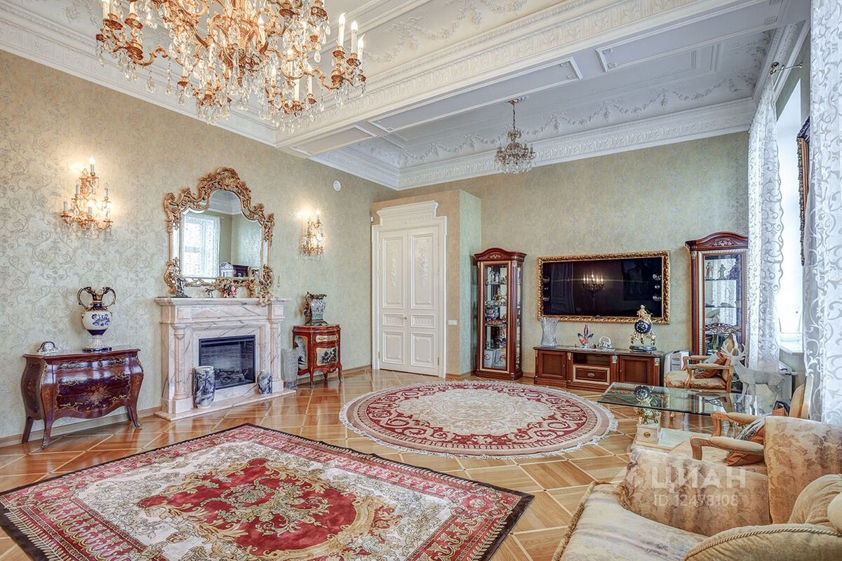 Еще одна интересная классическая и видовая квартира в продаже на Английской набережной