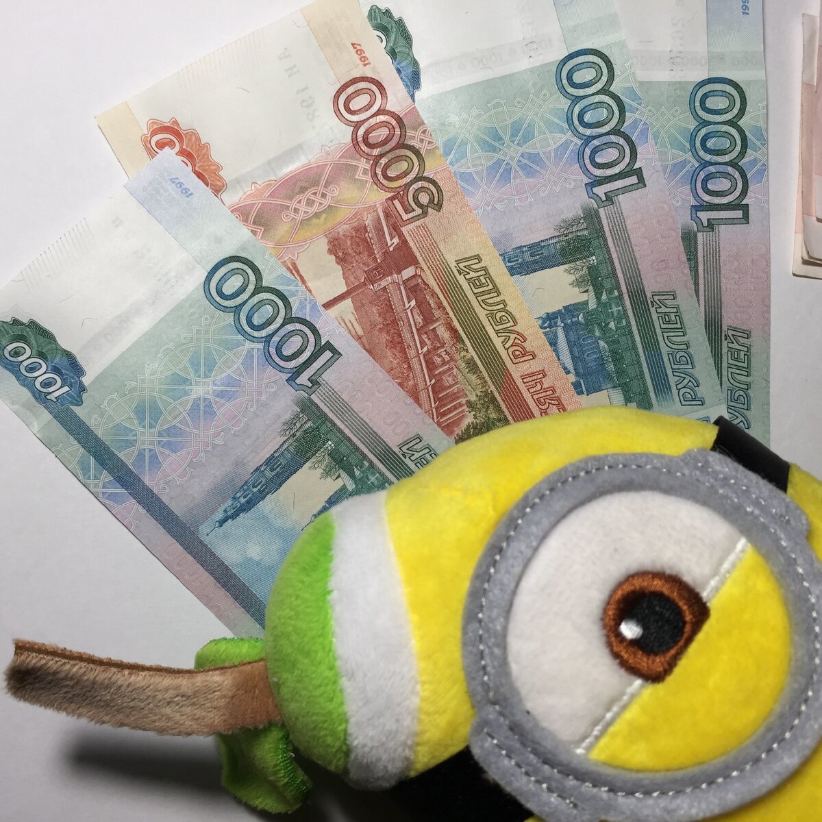 На фото: деньги, игрушка.