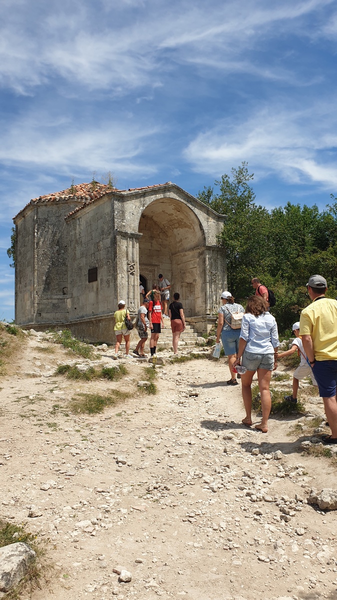 Дюрбе Джанике Ханым — мавзолей крымской принцессы, дочери Тохтамыша, Джанике, постройки XV века, почти полностью сохранился