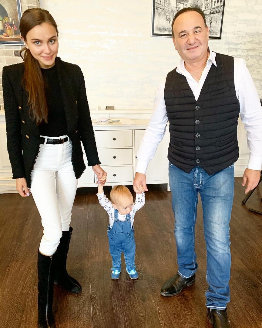 Маленьким детям, конечно же, имеет смысл объяснять, что все вещи, которые могут понадобиться, должны иметь свое место и на него возвращаться.