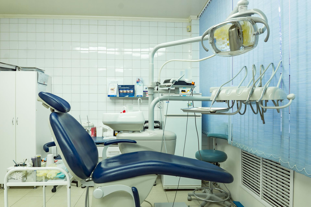 поле деятельности челюстно-лицевых хирургов крайне широко - это и исправление врожденных аномалий лицевой области, и лечение воспалительных процессов в полости рта, и установка зубных имплантов. Очень интересно и сложно!