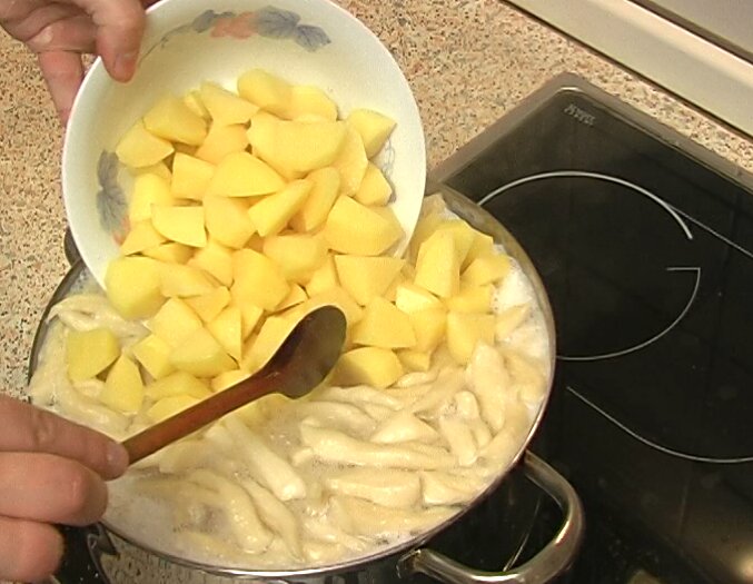 Картошка в воде на ночь. Слить воду с картошки. Горячая вода с картошкой как парить.