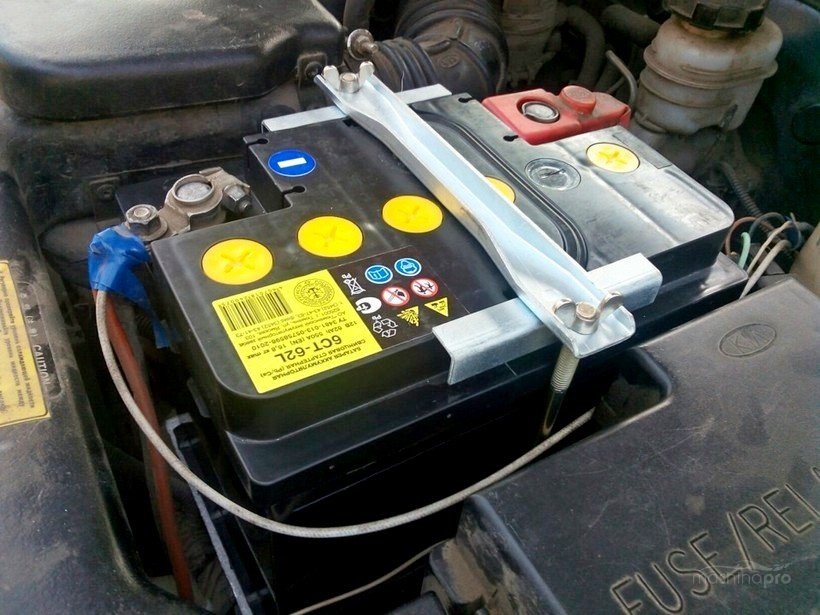 Крепление аккумулятора в моторном отсеке