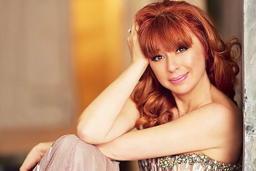 Алена Апина, как нам кажется, очень точно попала в тон песни. Фото Яндекс.Картинки. 