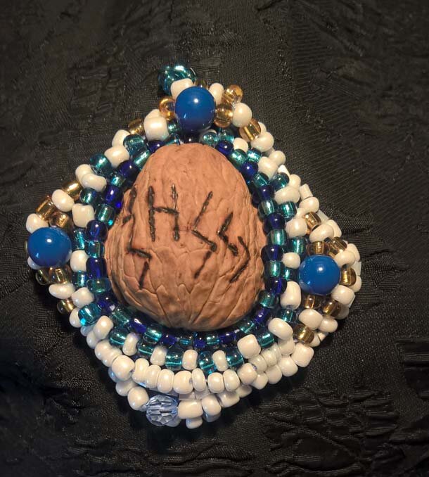 Руны на скорлупе грецкого ореха усиливают свои исцеляющие свойства, т.к. орех - это плод, несущий в себе энергию плодотворности любых усилий.