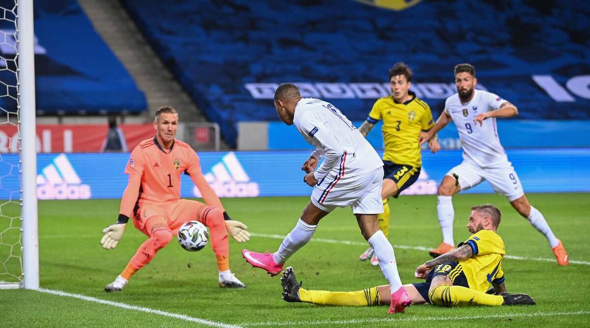 Франция - Швеция. Первый матч. Франция открывает счет.