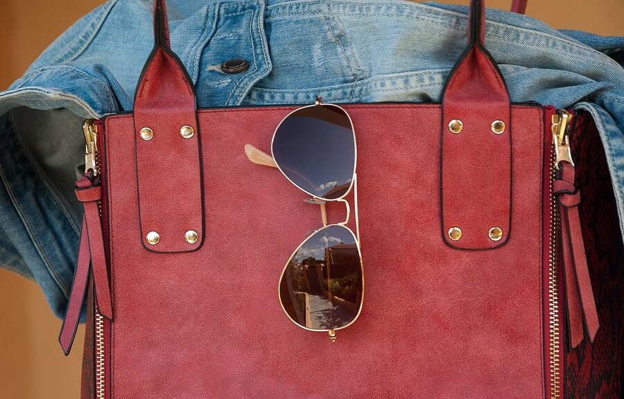 Красный - цвет богатства, он лучше всего подходит для кошельков и сумок