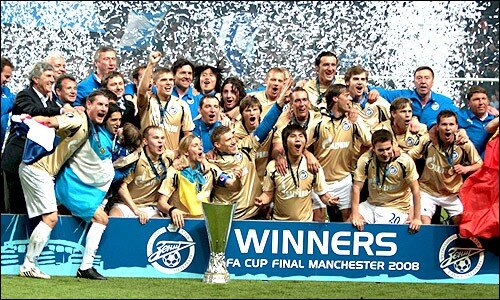 Игроки "Зенита" с кубком УЕФА. Источник : championat.com