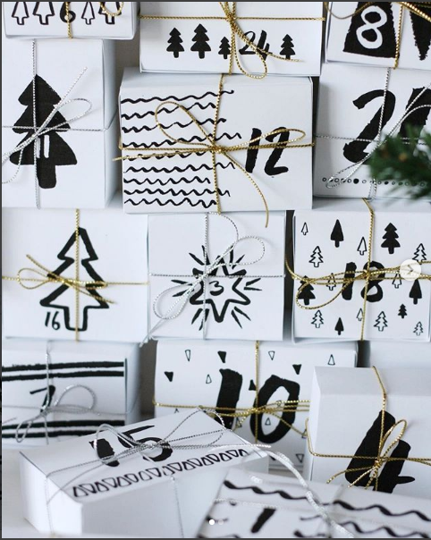 Идея адвента в чёрно-белых коробочках. Шаблоны коробок можно поискать в интернете, распечатать, вырезать и склеить.