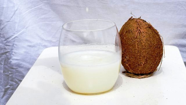 Кокосовая вода помогает восстановить электролиты после физических нагрузок.