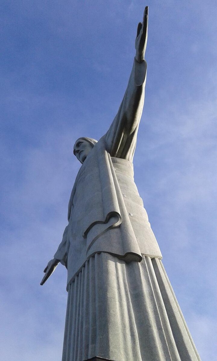 Статуя Христа - Искупителя в Рио, который должен оберегать его жителей от всего плохого 