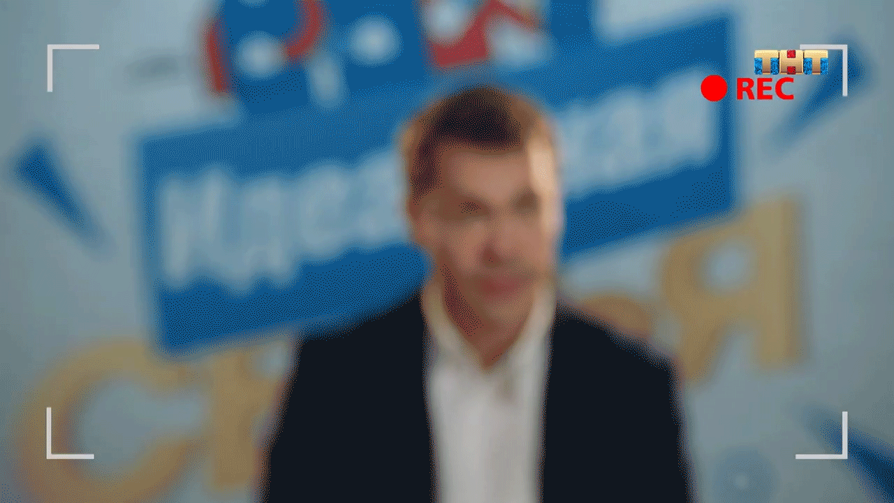 Павел Деревянко в роли главного героя сериала "Идеальная семья"