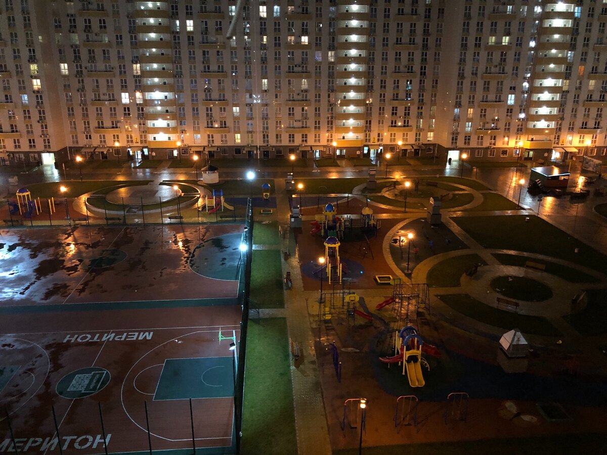 Вид из окна нашей съемной квартиры в Краснодаре.
