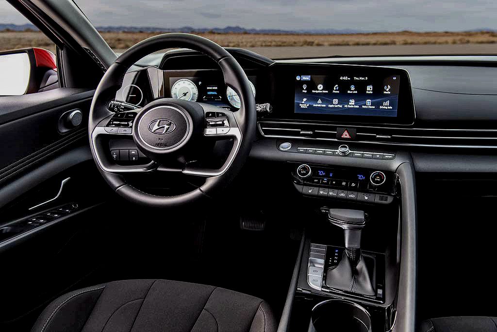 Современный салон с большим экраном