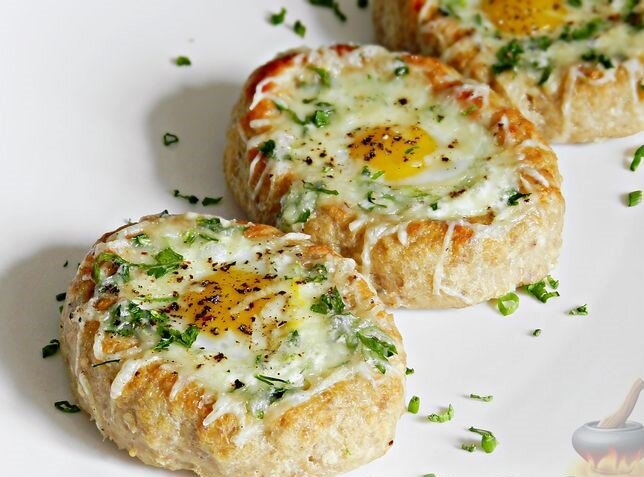 Котлеты-лодочки с сыром и перепелиными яйцами