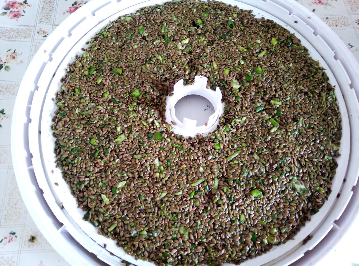 Тесто для хлебцев выкладывается сплошным слоем примерно 0.5-0.7 см