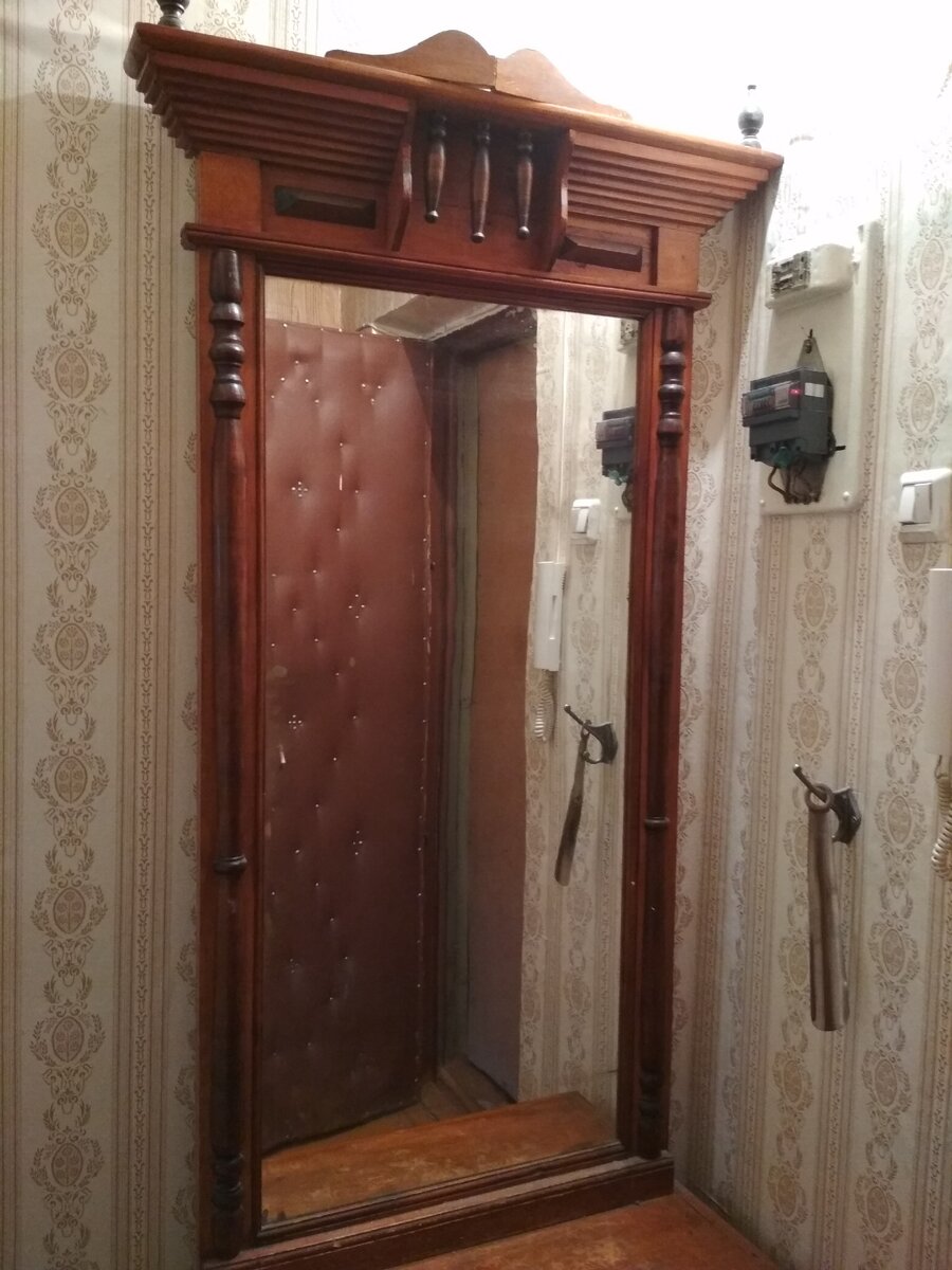 Самое настоящее зеркало, как делали раньше, такое немного не ровное. 