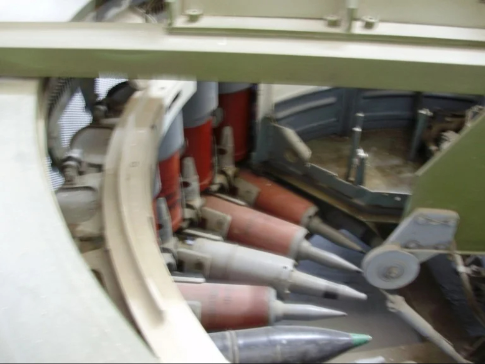 Карусель механизма заряжания внизу горизонтально лежат снаряды, вертикально-заряды раздельного заряжания..