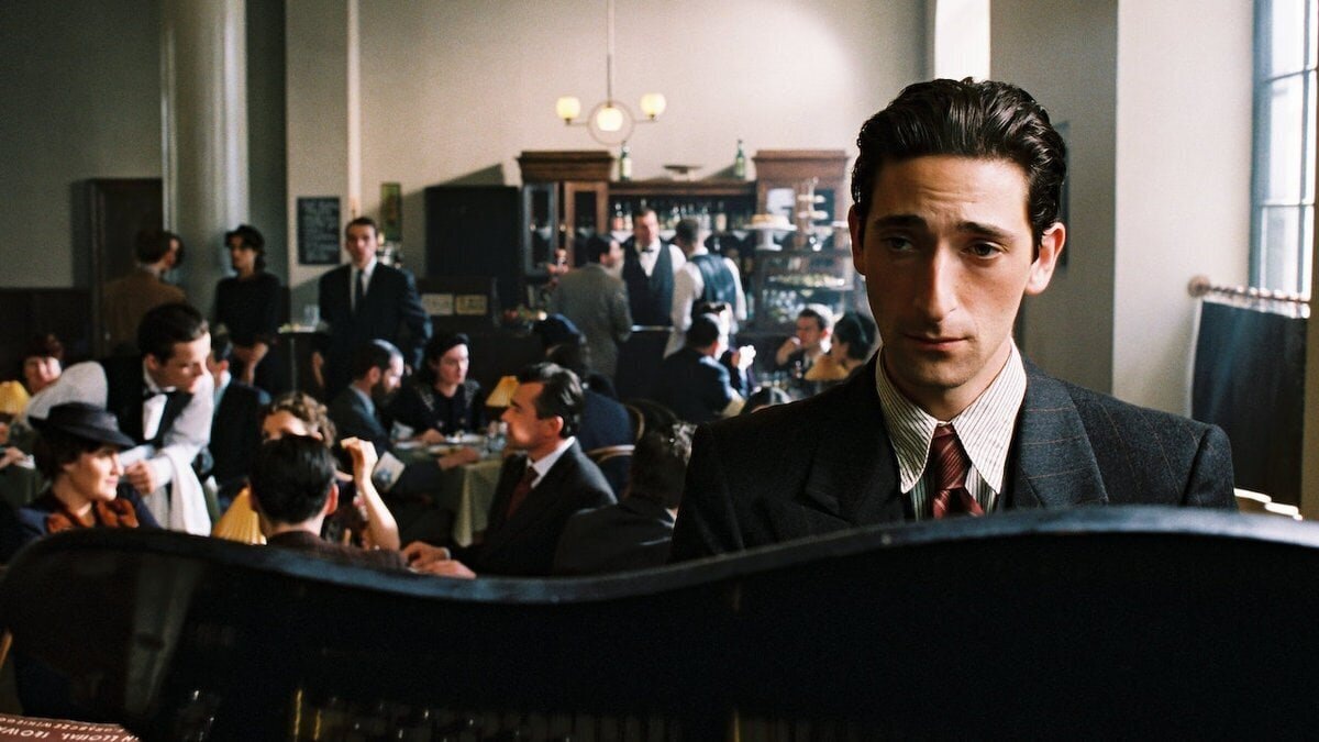 Фильм снят по автобиографии Владислава Шпильмана, одного из лучших пианистов Польши 30-х годов прошлого века. Главный герой фильма - Владек - занимается искусством до тех пор, пока территорию Польши не занимают нацисты. Жизнь всех евреев меняется: их помещают в Варшавское гетто, запрещают работать, унижают, заставляют носить отличительные повязки, а через некоторое время отправляют в концлагерь. 