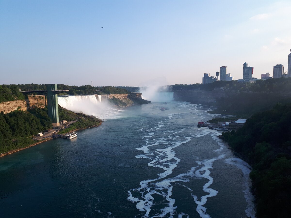 Потрясающий вид Ниагарского водопада с моста Rainbow bridge