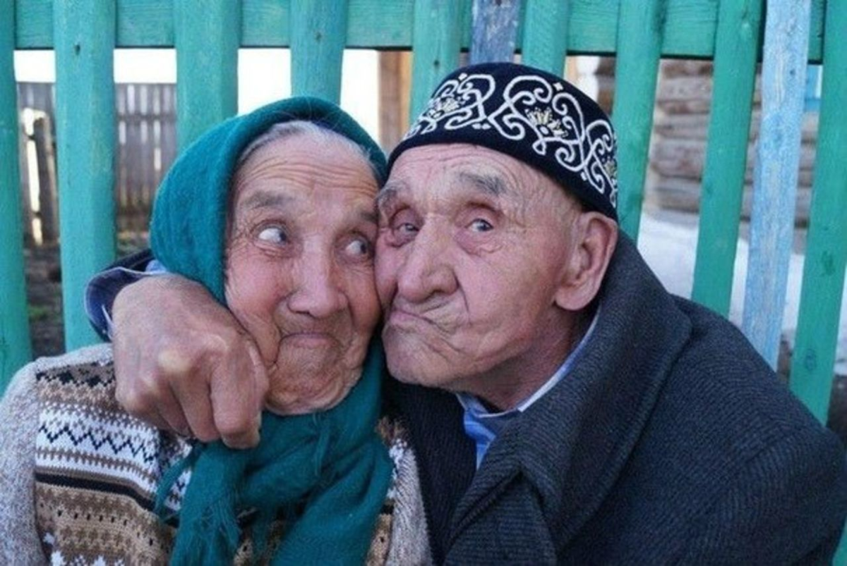 Бабушка интересуется. Бабушка и дедушка. Фото старика. Смешные старики. Бабки и Дедки.