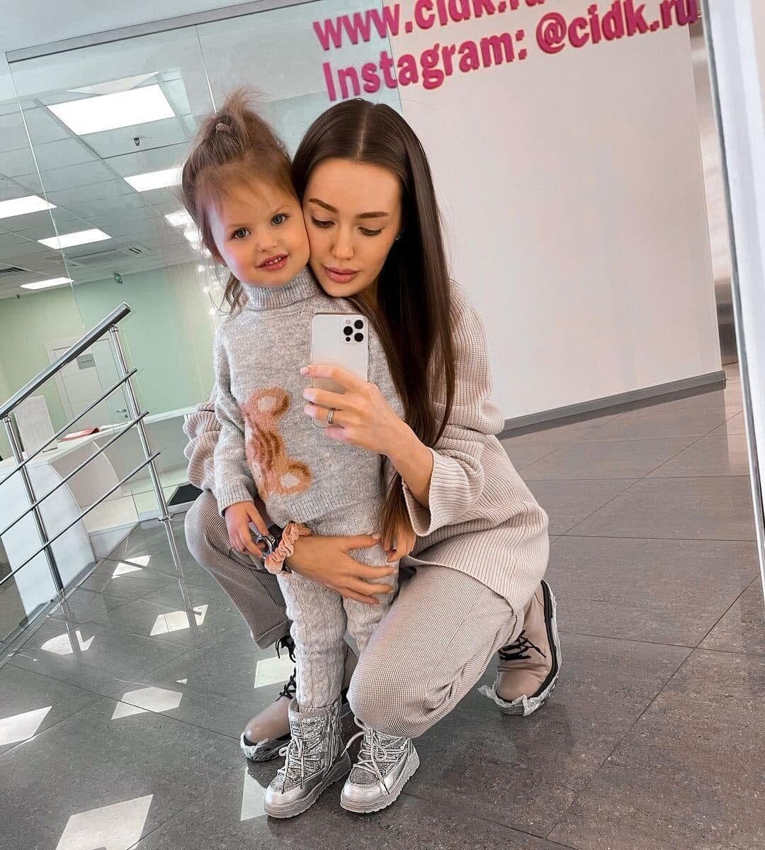 Анастасия Костенко с дочкой Миланой. Фото: instagram.com/kostenko.94/