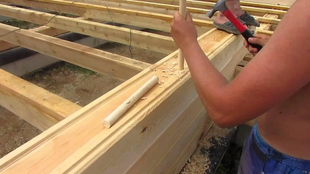 Процесс заколачивания нагеля. Источник фото:https://images.ru.prom.st/519616204_w640_h640_nagel-dlya-brusa.jpg