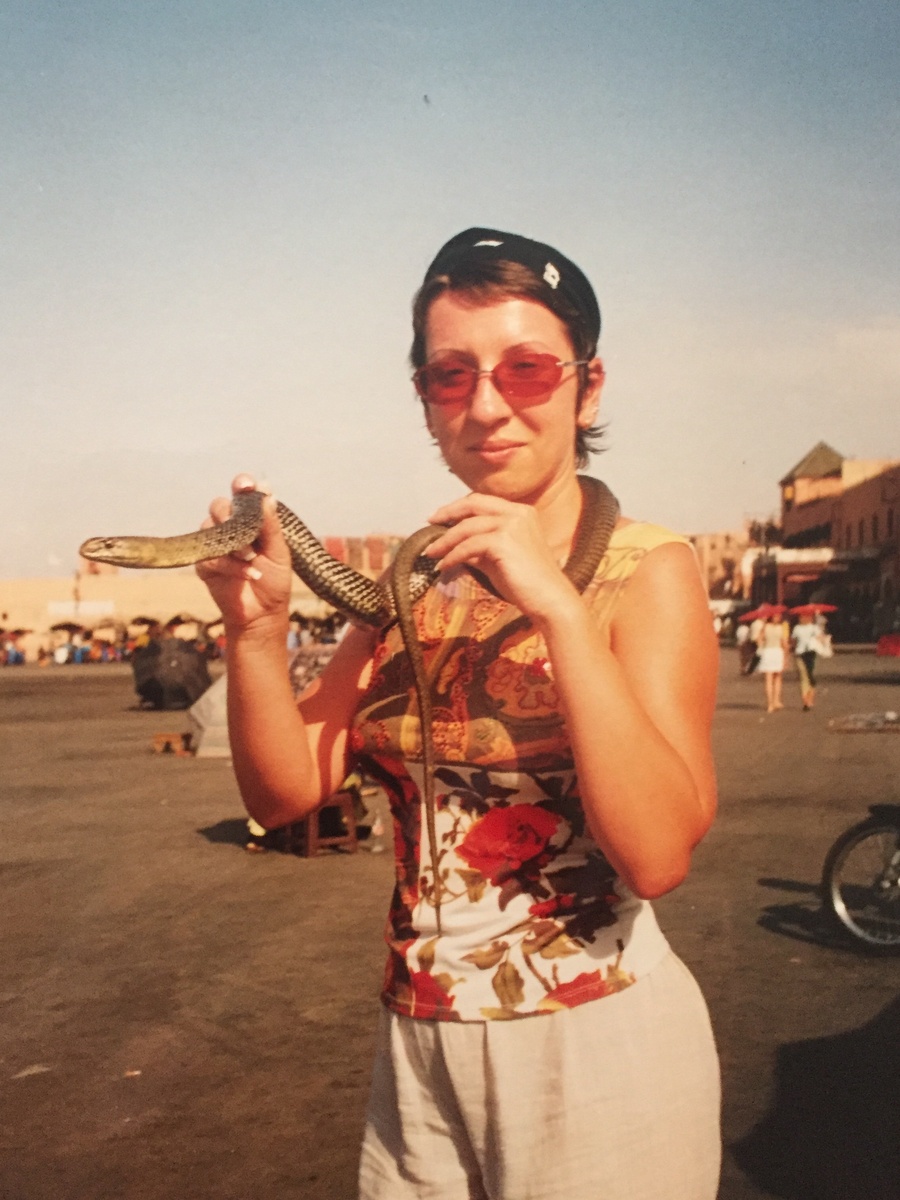 Молодой автор и змея на площади Джемаа-эль-Фнаа. Фото из личного архива автора принадлежит автору 