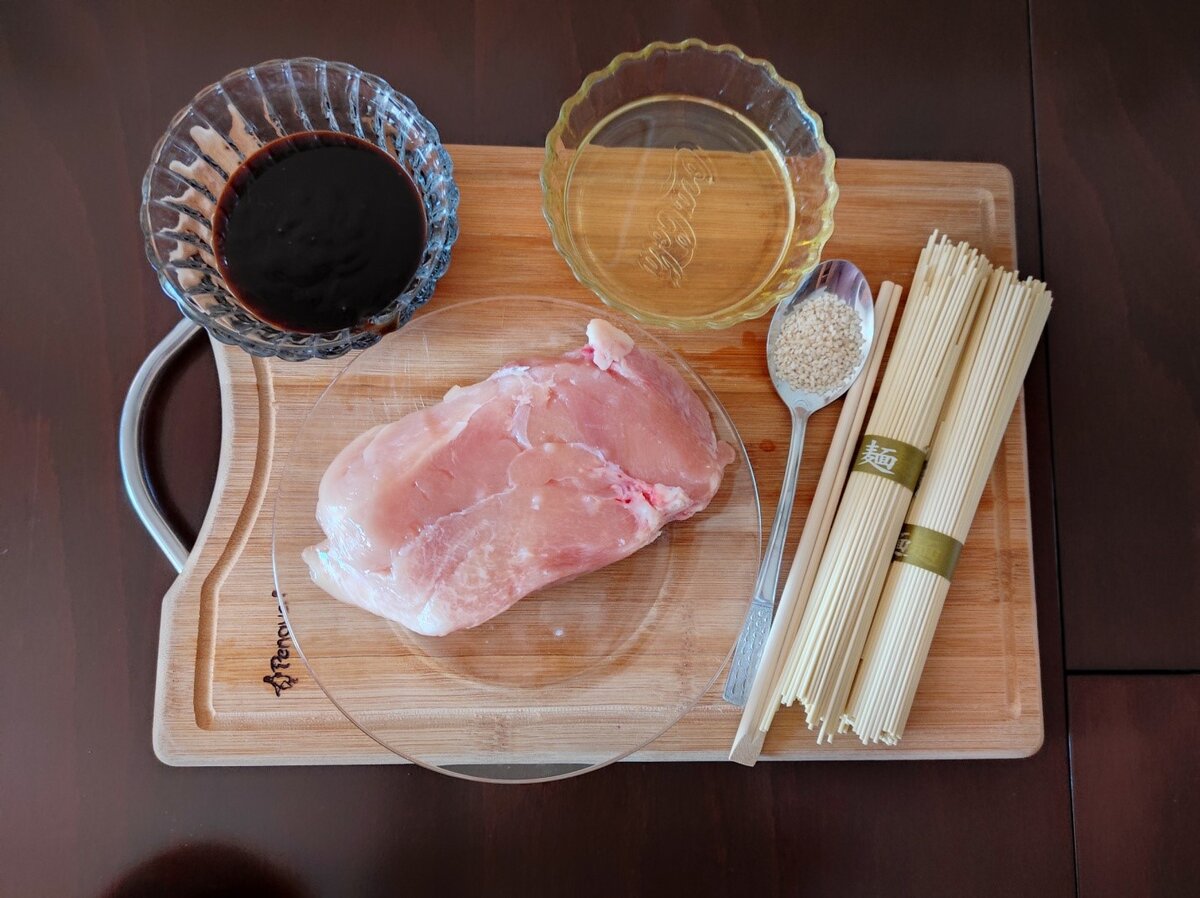 Мы также заранее подготовили палочки для суши. Можно пользоваться обычной вилкой, но, используя палочки для суши, можно погрузиться в атмосферу Азии.