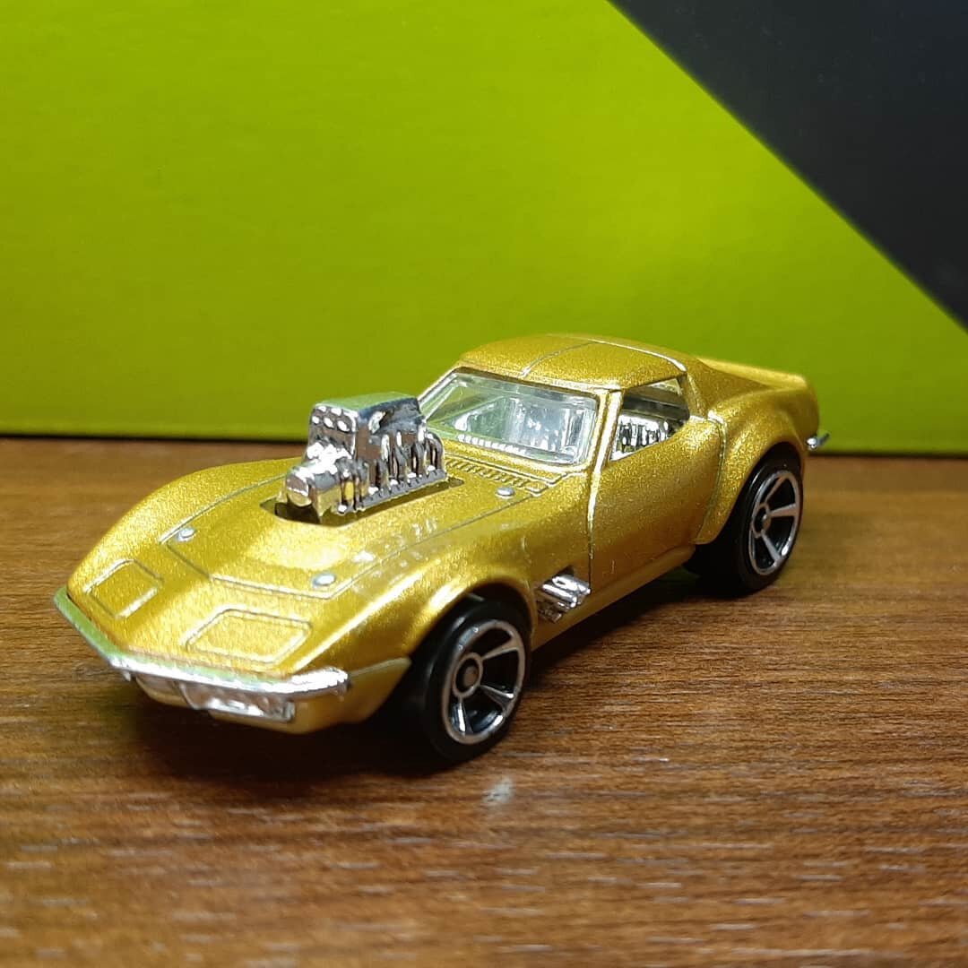 Всем привет. Сегодня хочу Вам показать автомобиль из моей коллекции. Hot Wheels 1968 Corvette Gas Monkey Garage  серия HW Screen Time 3/10. Год выпуска модели с 2016 года. Автомобиль в кузове купе. Данный автомобиль известен тем что ему делали тюнинг Gas Monkey Garage. Кузов крашенный в золотой цвет. Кузов машинки верхняя часть металл. Нижняя пластик. Данная модель была доработана. Покрасил на капоте замки в хром и  крышку бака в хром.  Если Вам не сложно поставьте лайк и обязательно подпишитесь на канал. Я постараюсь для Вас делать интересный контент. Спасибо.
