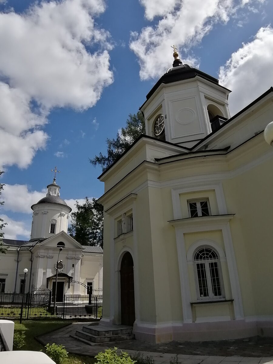 Церкви Рождества Пресвятой Богородицы (дальняя) и Петра и Павла (ближняя) построены во второй половине 18 века. Фото автора статьи
