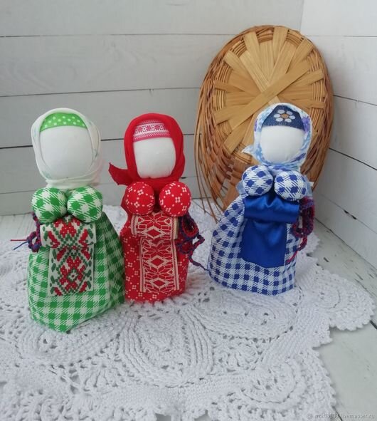 это не та кукла, это фото для примера, отсюда https://www.livemaster.ru/mari3103/profile (там есть ОФИГЕННЫЕ мягкие игрушки, мимимишки всякие)