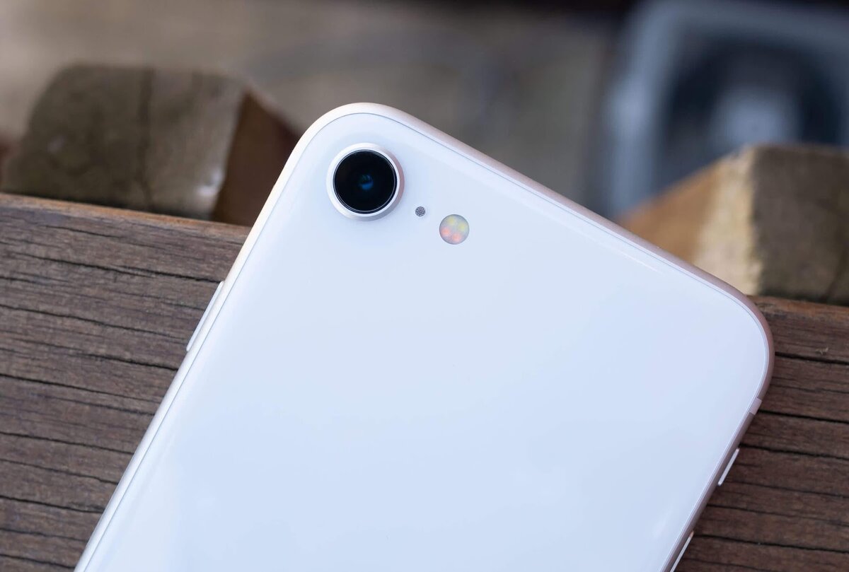 iPhone SE (2020) получил лаконичный дизайн корпуса с одной основной камерой. Фото: appleinsider.ru